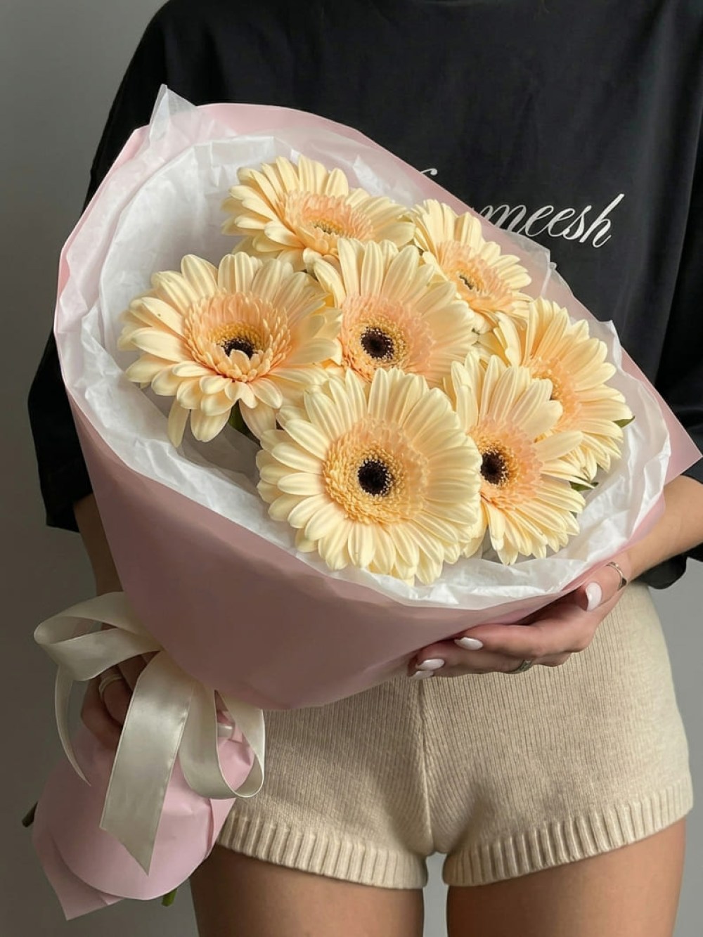 Buchet de 7 gerbere crem în ambalaj roz