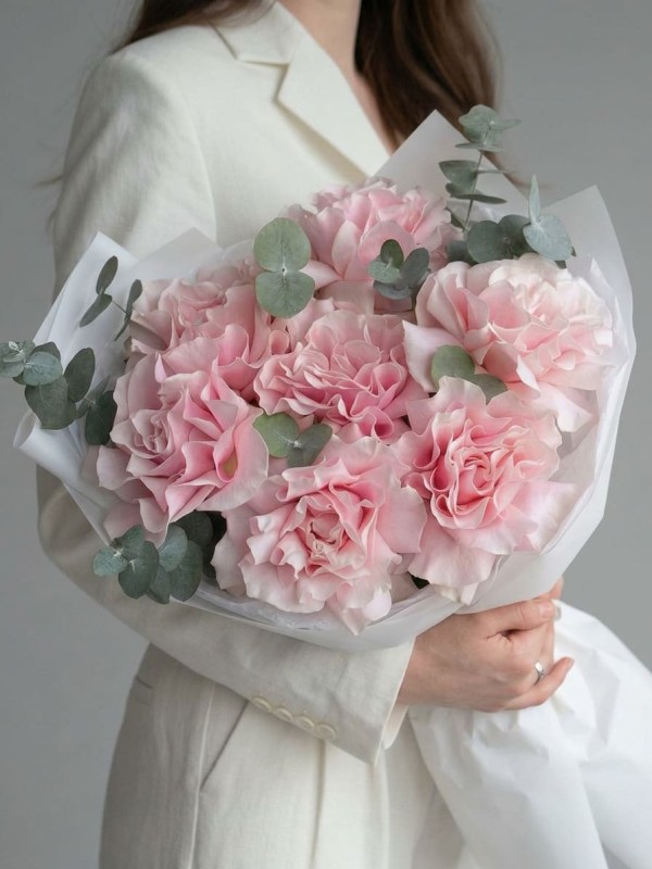 Buchet de 7 trandafiri francezi roz marshmallow cu eucalipt
