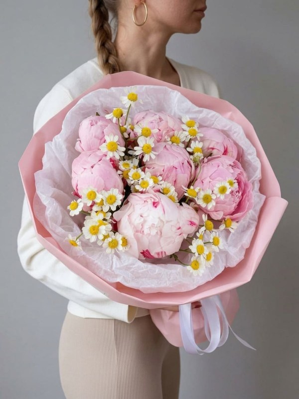 Buchet de 7 bujori Sarah Bernhardt cu tanacetum
