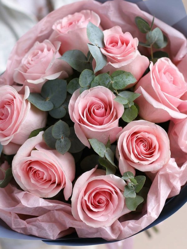Buchet de 9 trandafiri roz moale cu eucalipt