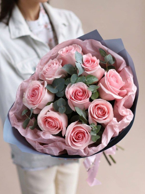Buchet de 9 trandafiri roz moale cu eucalipt