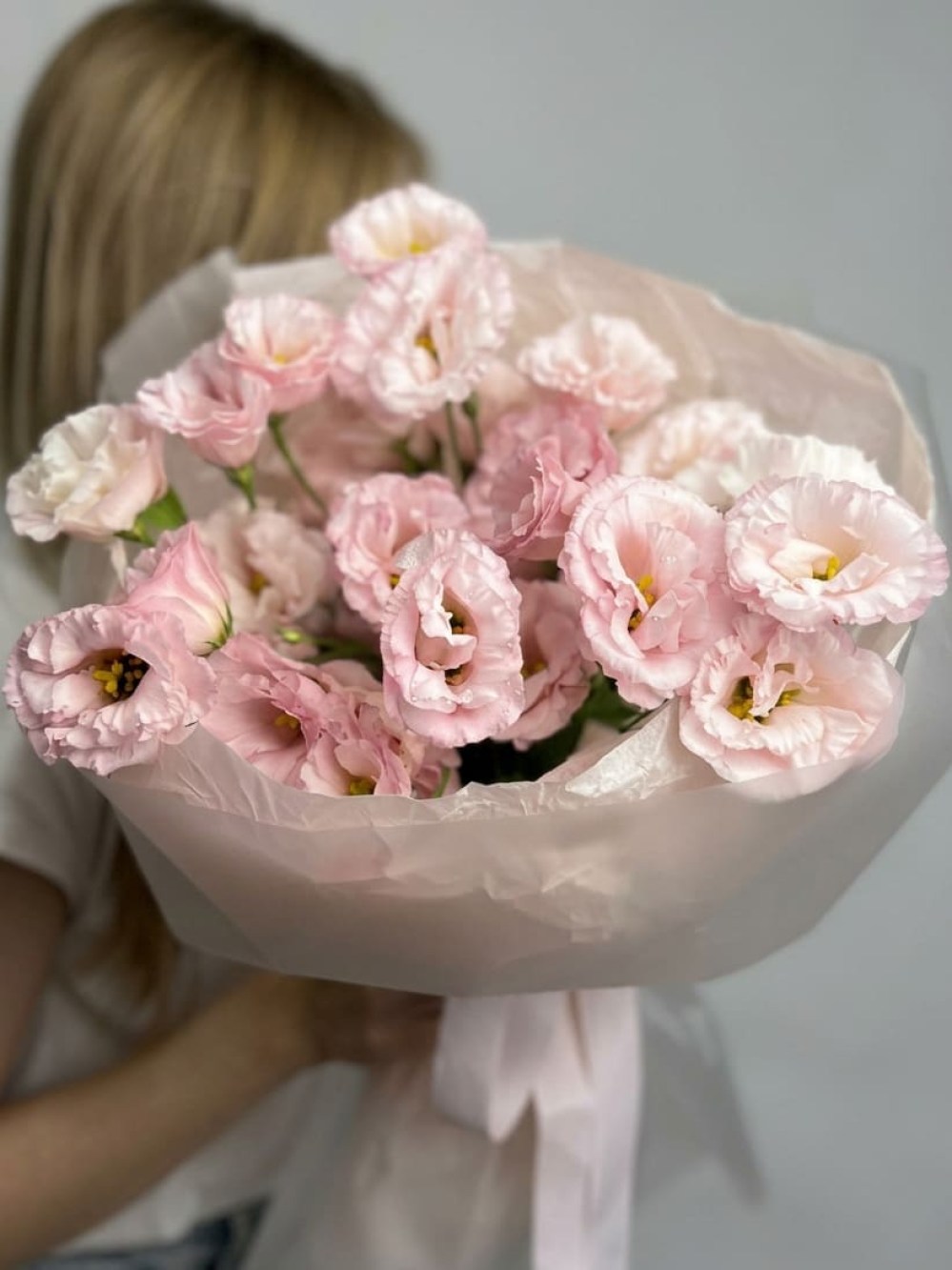 Buchet de 9 eustome roz în ambalaj deschis