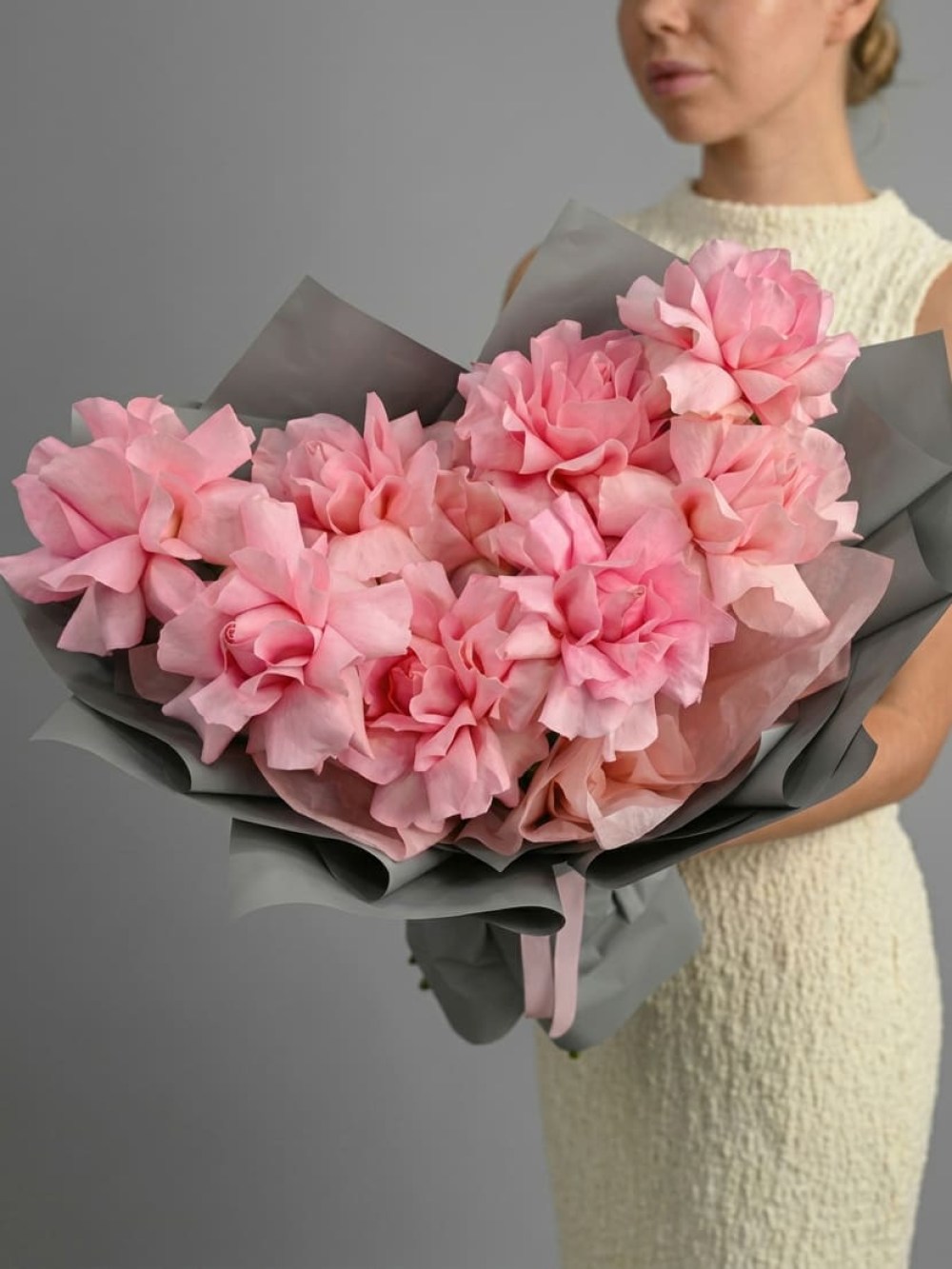 Buchet de 9 trandafiri roz francezi în ambalaj de grafit