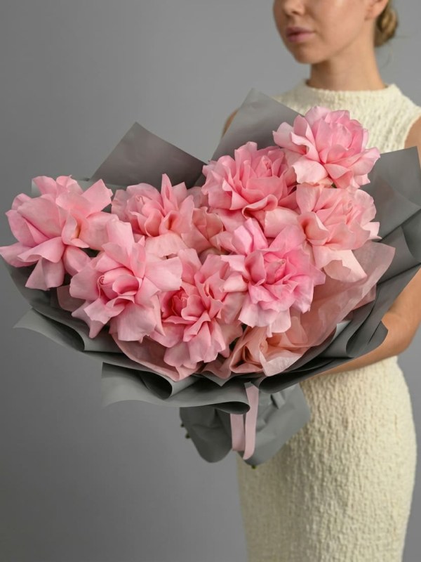 Buchet de 9 trandafiri roz francezi în ambalaj de grafit