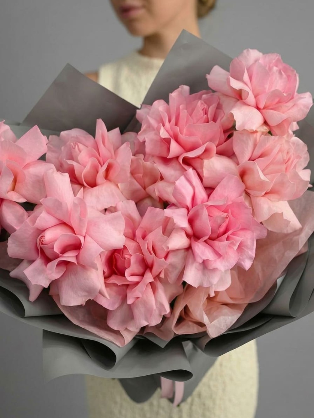 Buchet de 9 trandafiri roz francezi în ambalaj de grafit