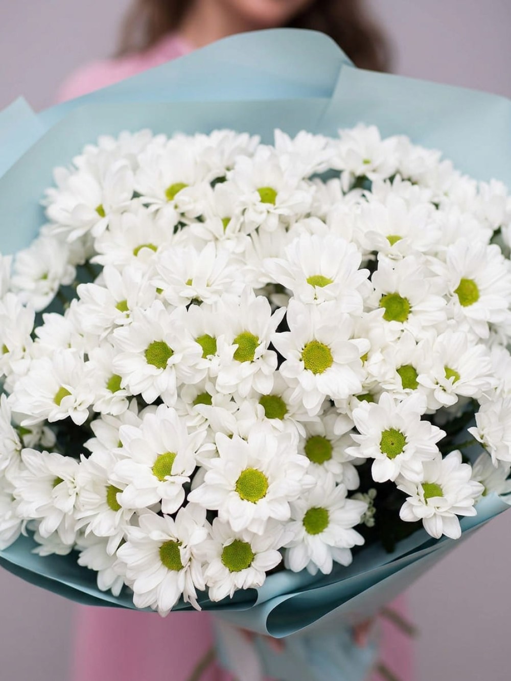 Bouquet of 9 branches of chamomile chrysanthemum in blue packaging