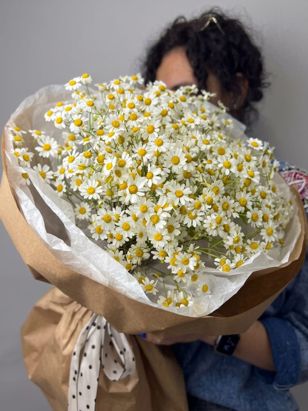 Buchet de 9 ramuri de tanacetum în design artizanal