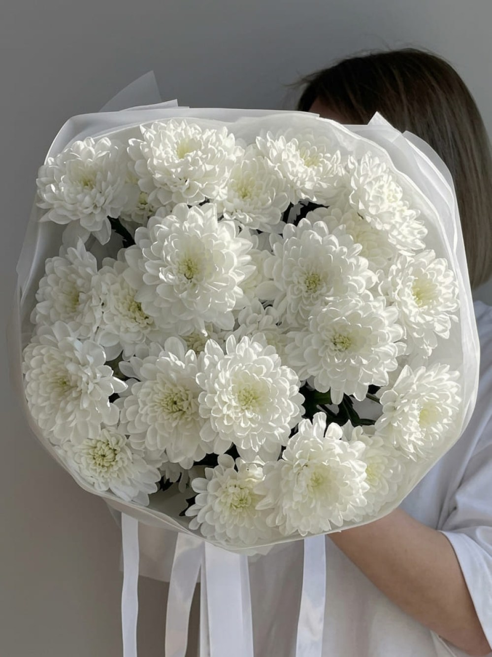 Buchet de crizantemă albă Altai în ambalaj