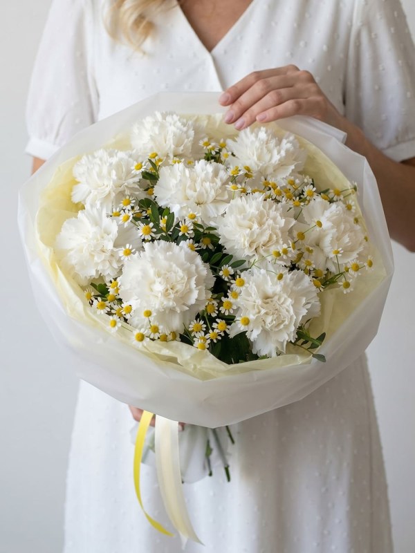 Buchet de garoafe albe cu mușețel
