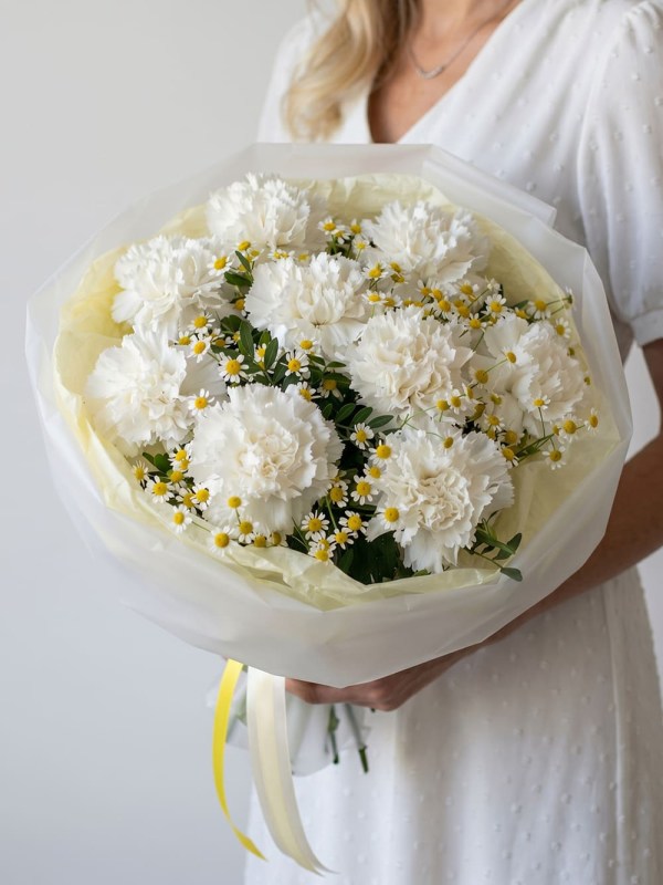 Buchet de garoafe albe cu mușețel