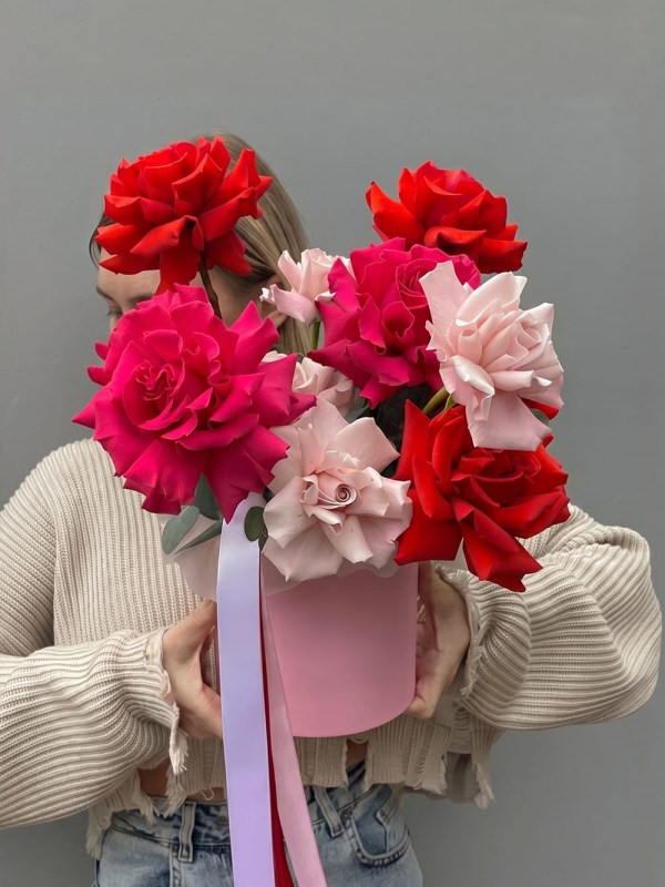 Buchet de trandafiri francezi într-o cutie