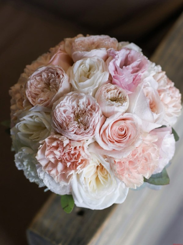 Buchet de mireasă din trandafiri tip bujor, eustoma și dianthus
