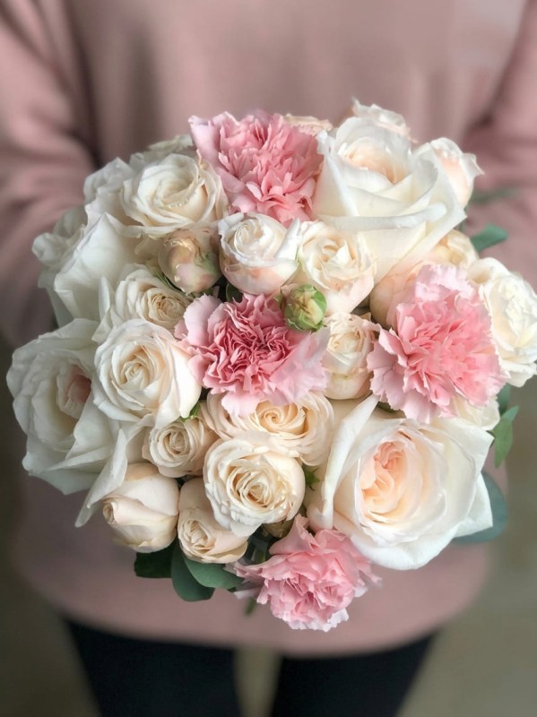 Buchet de mireasă din trandafiri tip bujor și dianthus