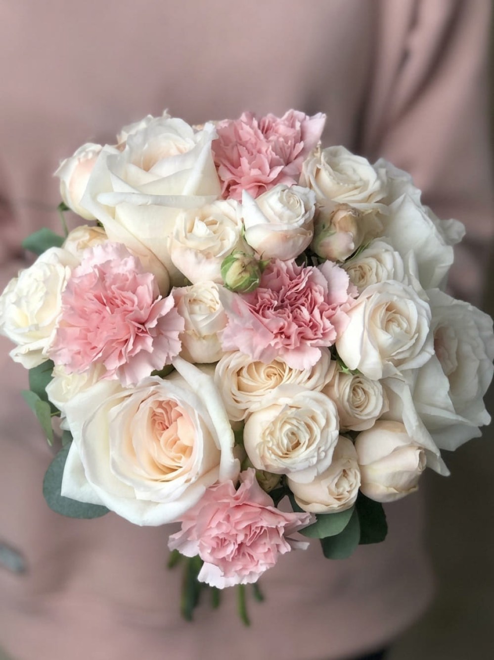 Buchet de mireasă din trandafiri tip bujor și dianthus
