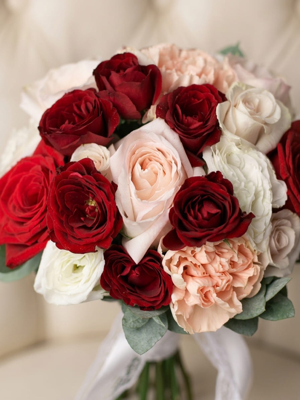 Buchet de mireasă de trandafiri, eustoma și dianthus