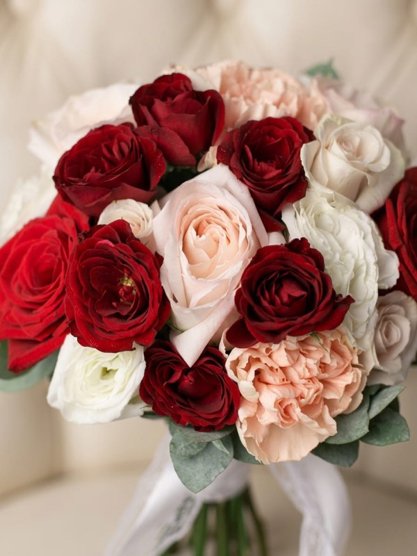 Buchet de mireasă de trandafiri, eustoma și dianthus