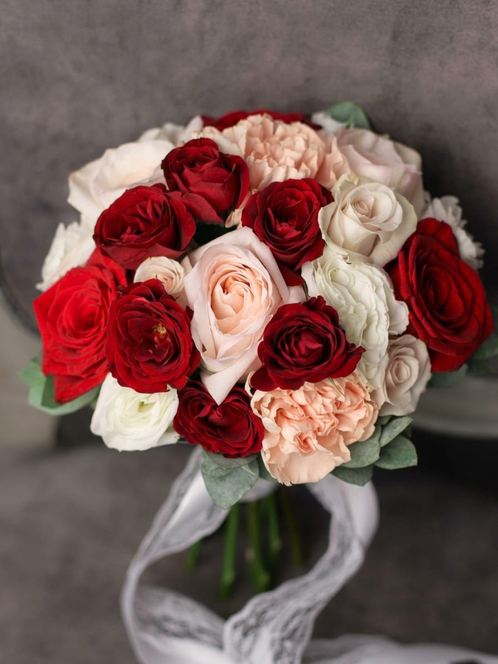 Buchet de mireasă de trandafiri, eustoma și dianthus
