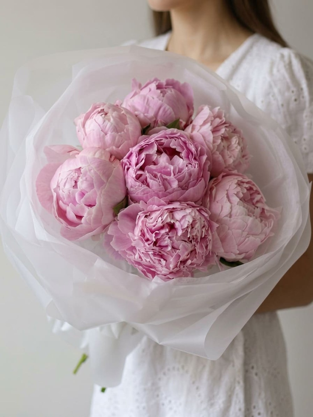 Buchet de 7 bujori Sarah Bernhardt în ambalaj deschis