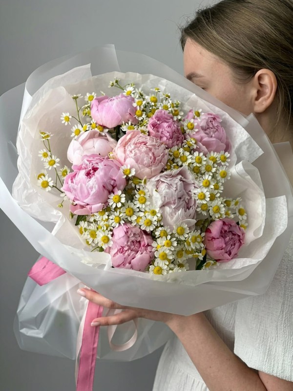 Buchet de bujori roz cu tanacetum în ambalaj deschis