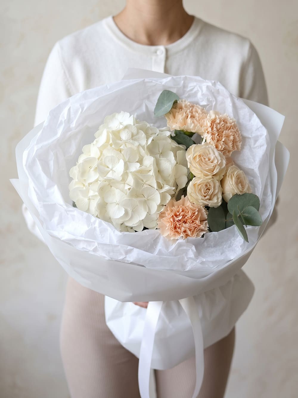 Buchet cu hortensie albă, trandafiri și dianthus