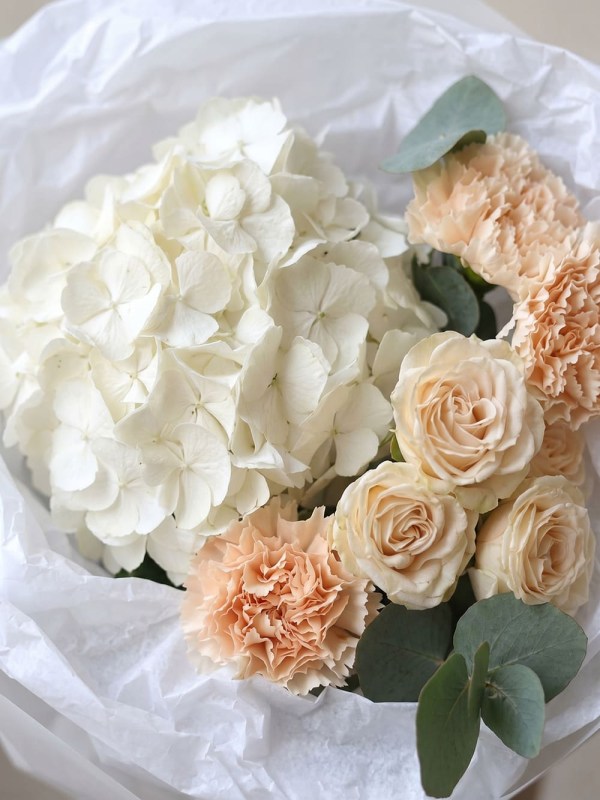 Buchet cu hortensie albă, trandafiri și dianthus