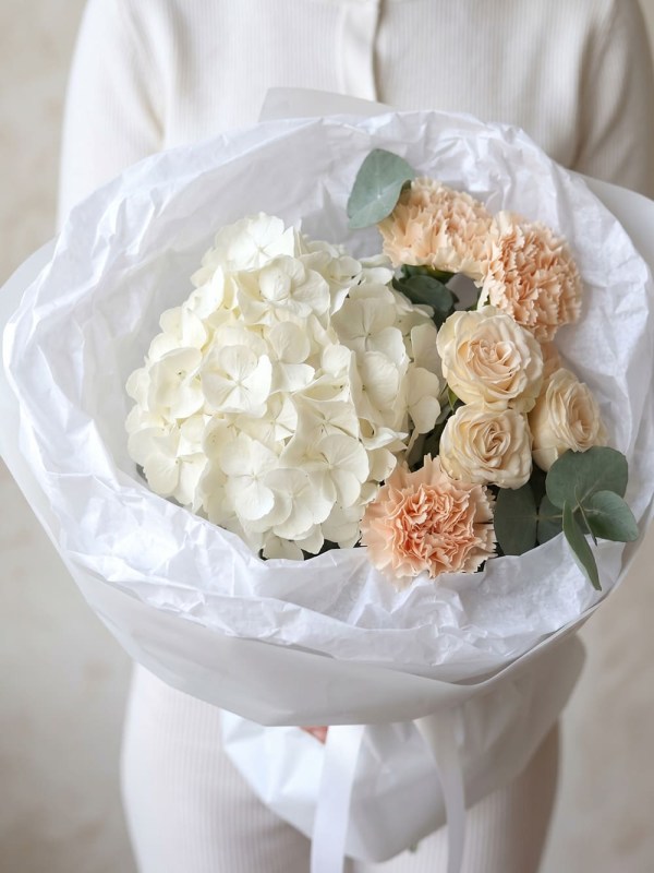 Buchet cu hortensie albă, trandafiri și dianthus