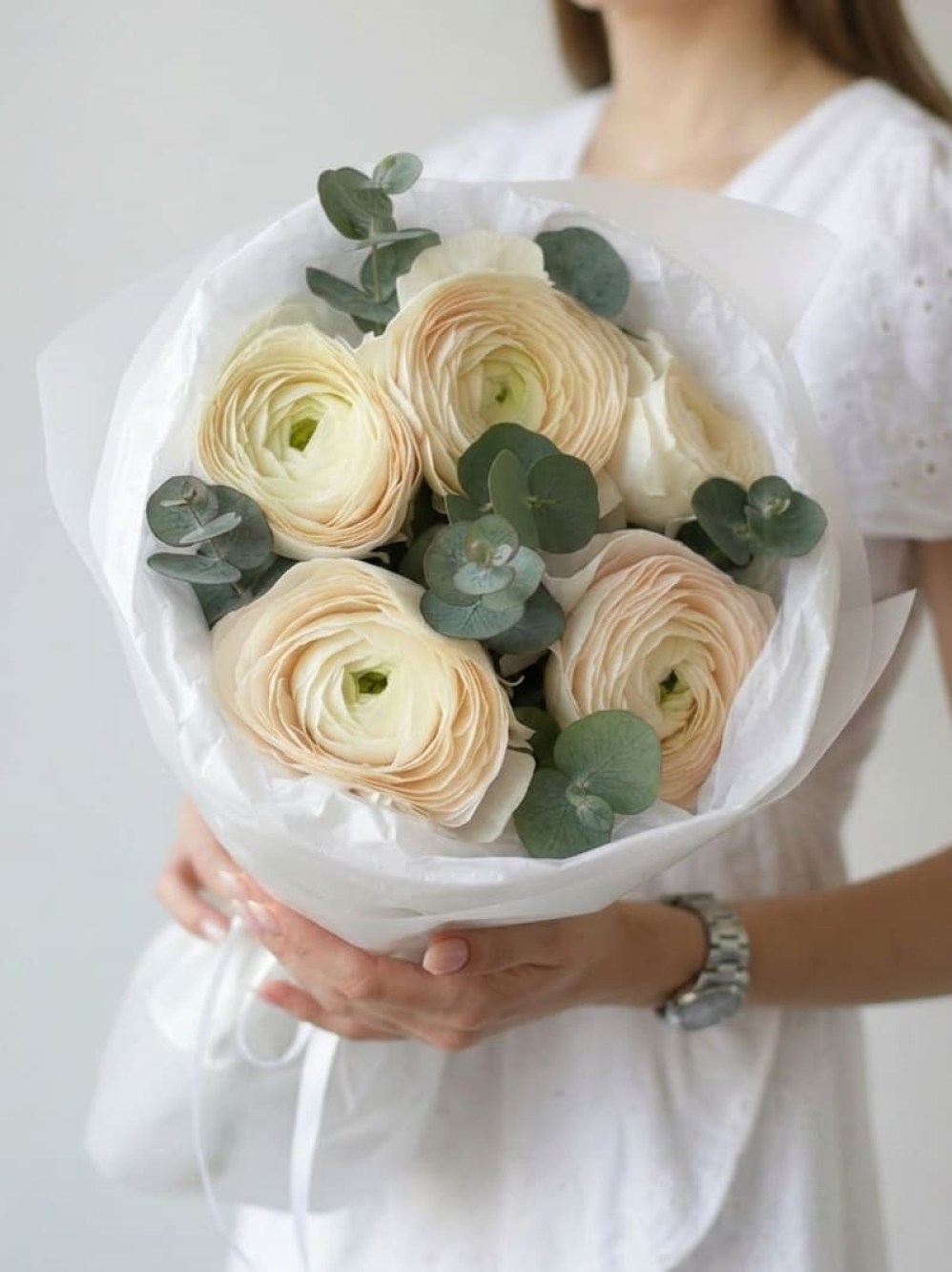 Buchet cu ranunculus crem si eucalipt