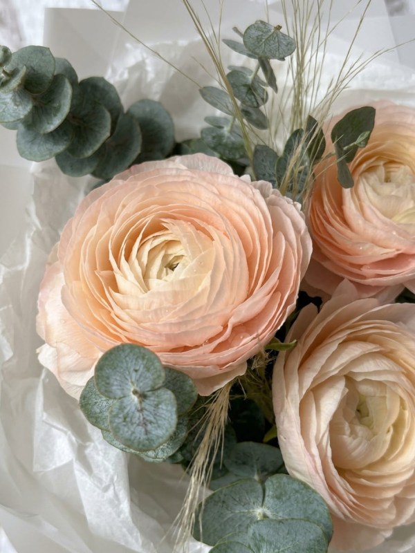 Buchet cu ranunculus piersici și eucalipt