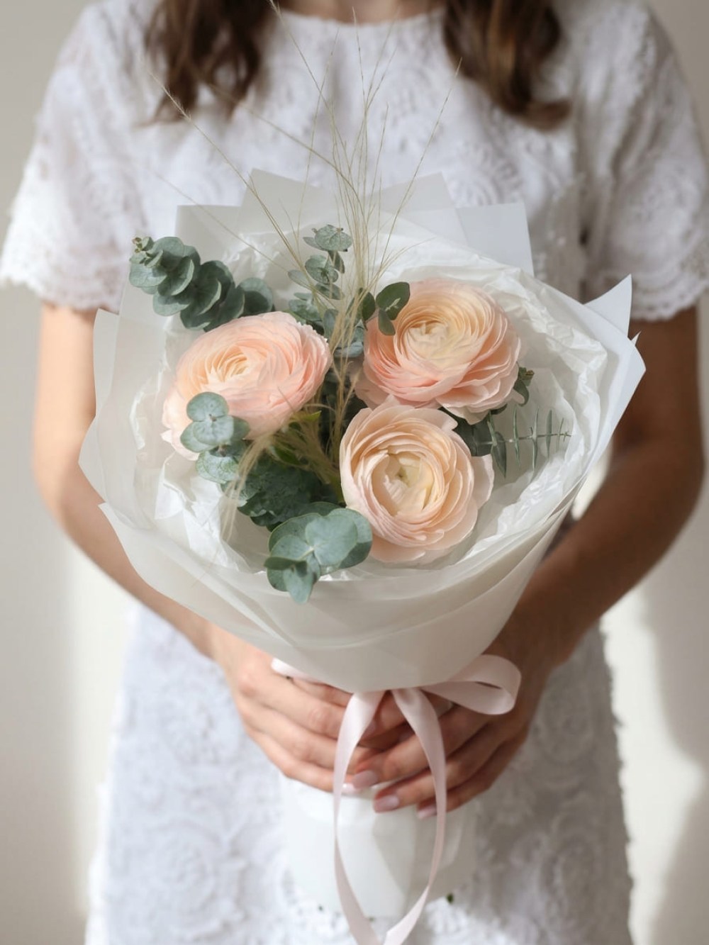 Buchet cu ranunculus piersici și eucalipt