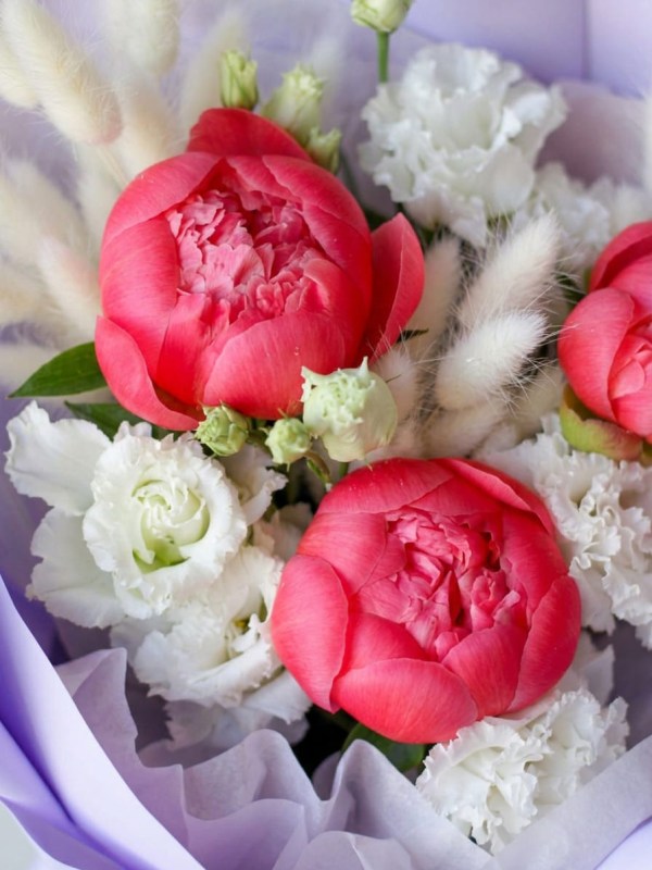 Buchet cu bujori si eustoma