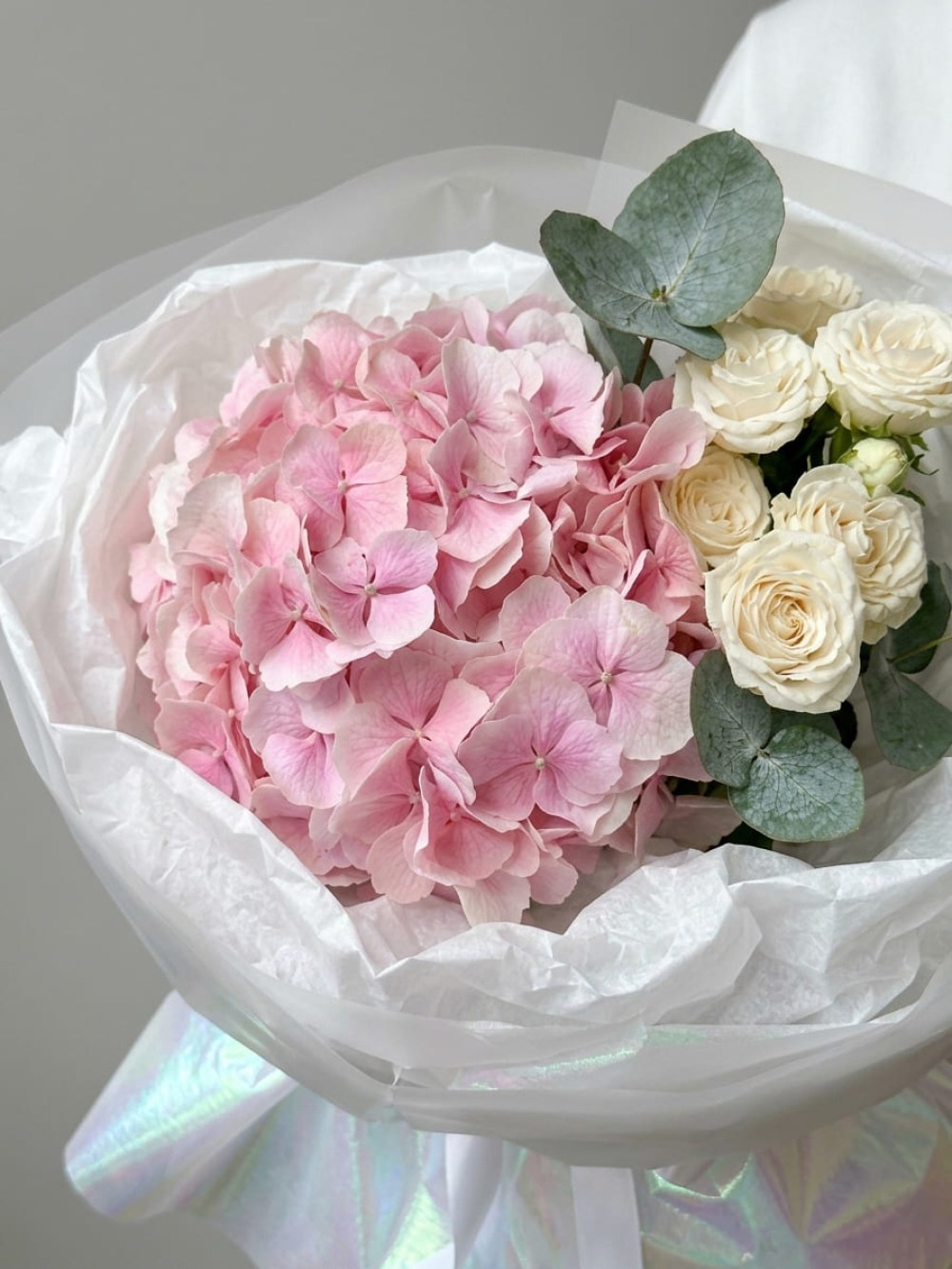 Buchet cu hortensie roz și trandafiri spray crem