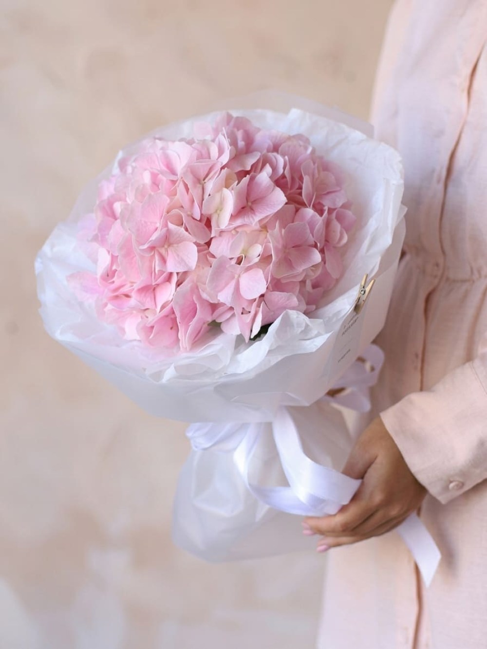 Buchet cu hortensie roz în ambalaj alb