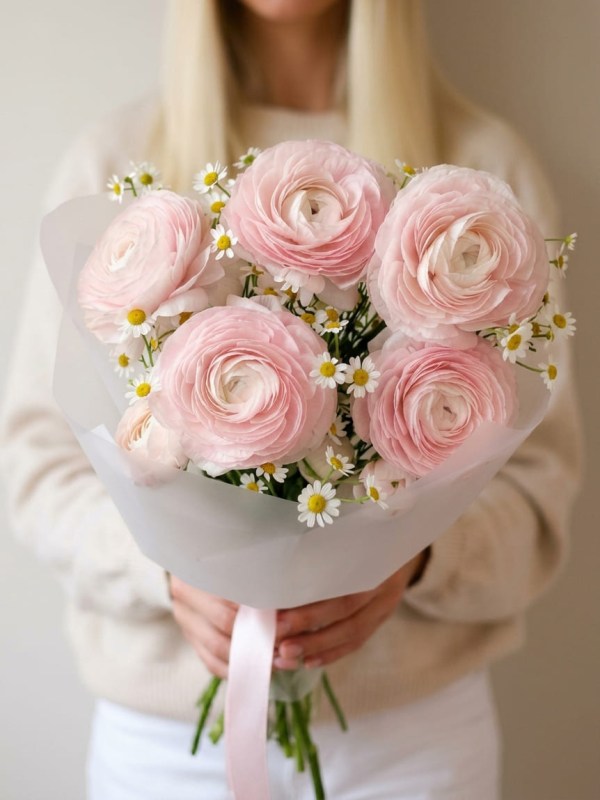 Buchet cu ranunculus roz și tanacetum