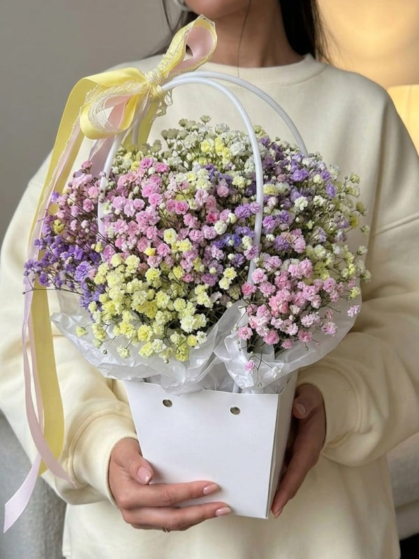 Compoziție din 5 ramuri de gipsofilă colorată într-o cutie tip geantă
