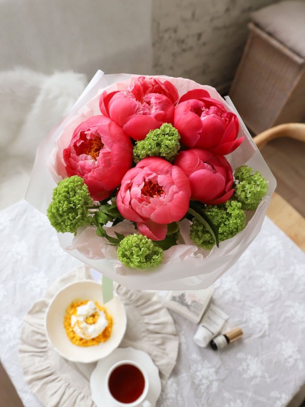 Bujori de coral cu viburnum