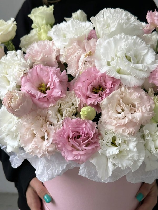 Eustoma amestec într-o cutie de pălărie roz