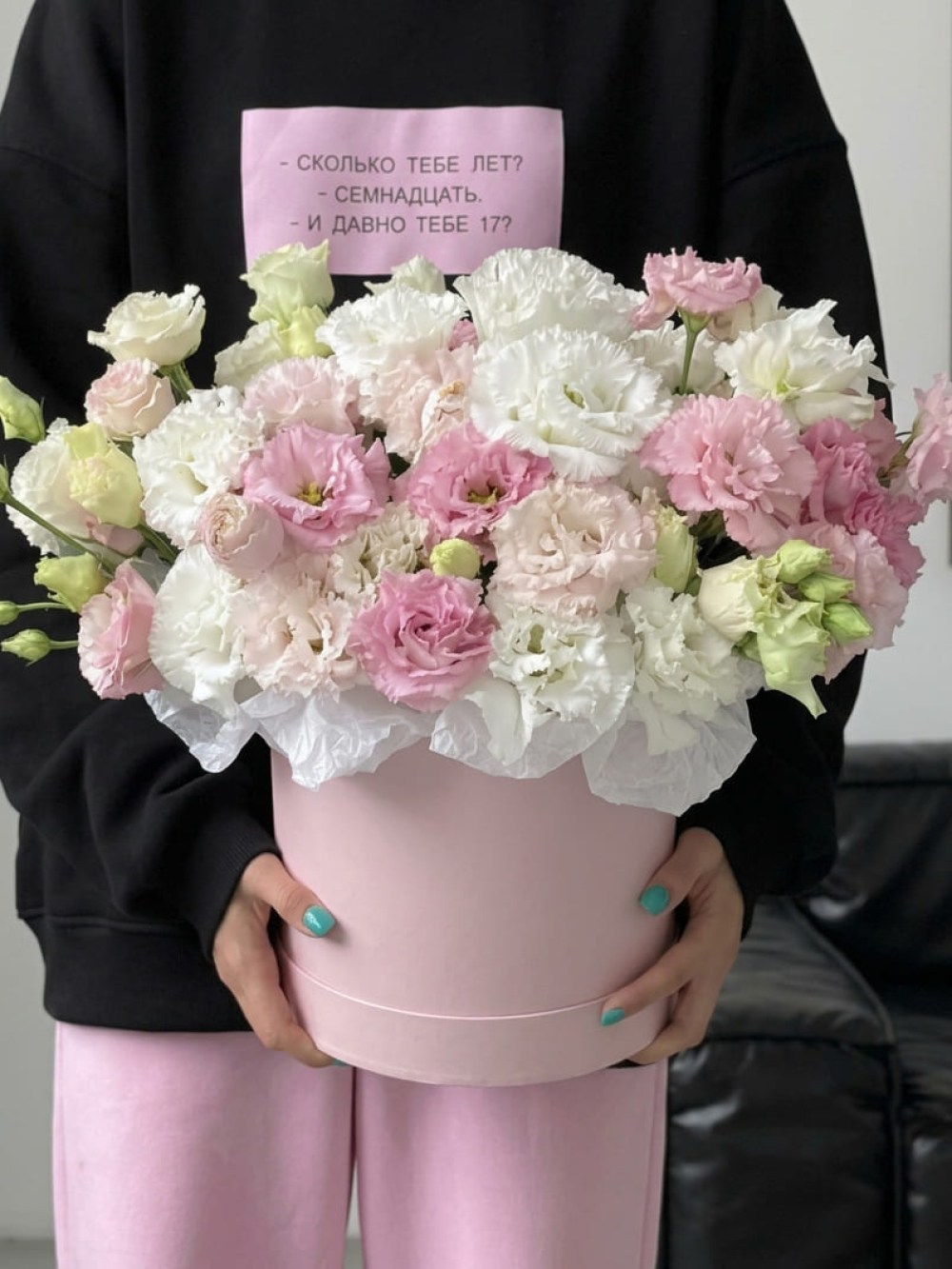 Eustoma amestec într-o cutie de pălărie roz