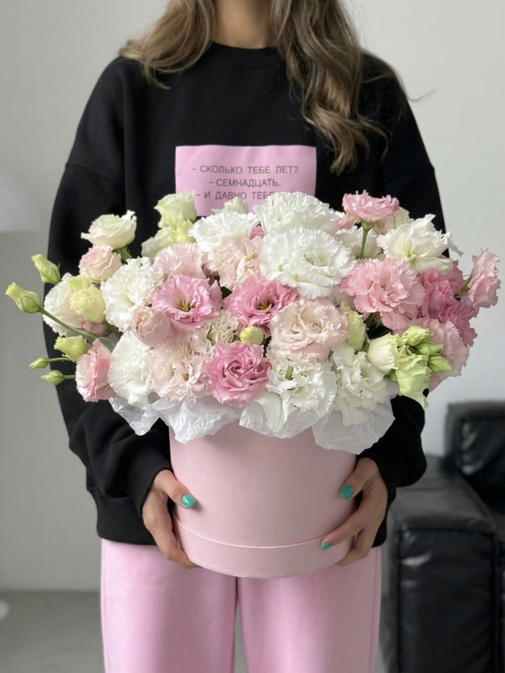 Eustoma amestec într-o cutie de pălărie roz
