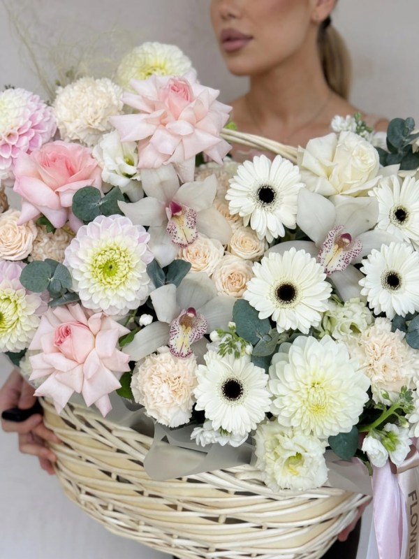 Coș uriaș cu flori în culori delicate