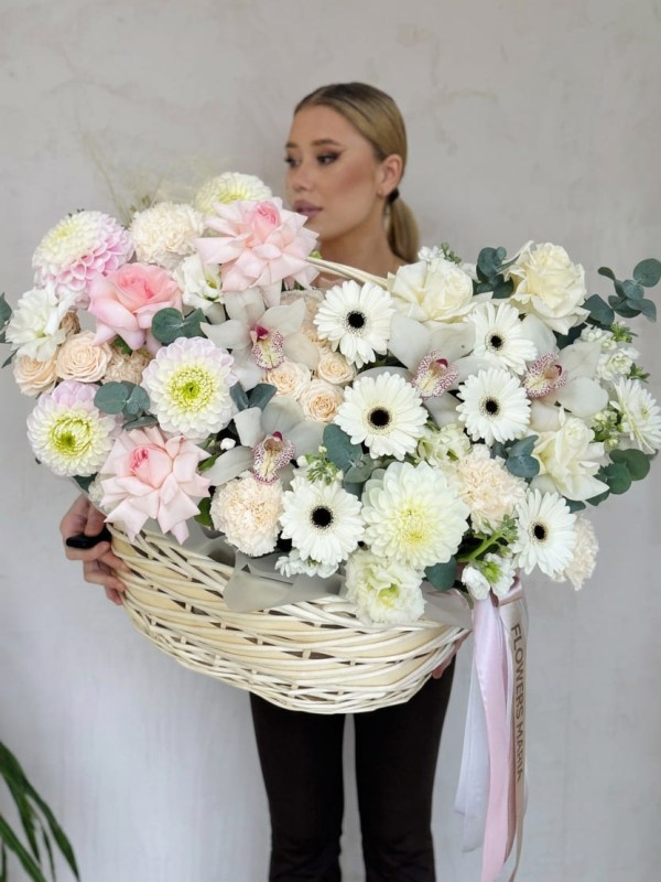 Coș uriaș cu flori în culori delicate
