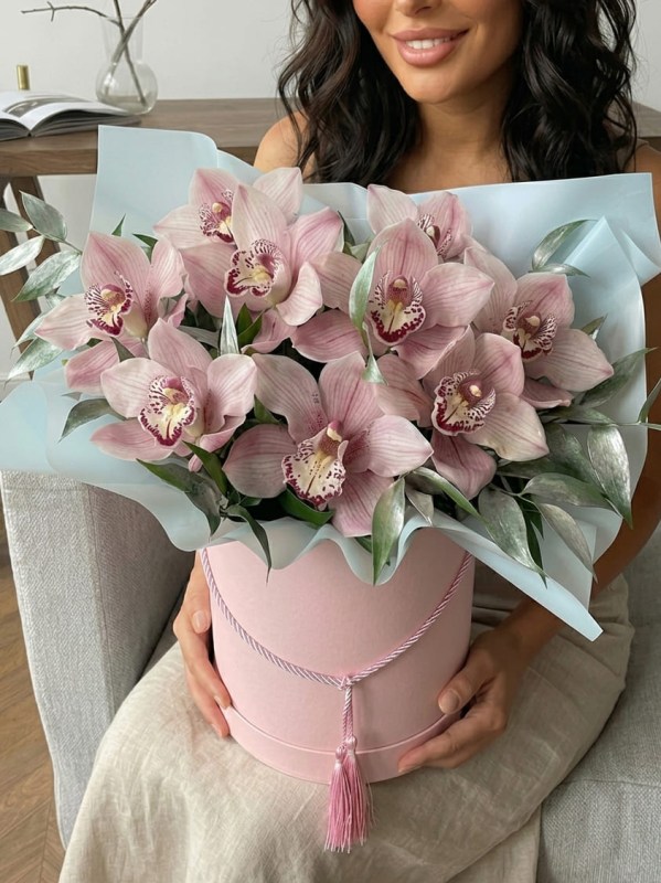 Compoziție din 9 orhidee într-o cutie roz