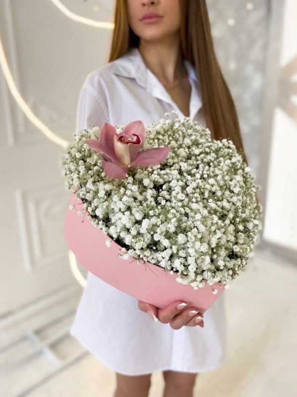 Compoziție din 9 ramuri de gypsophila albă cu o orhidee într-o cutie în formă de inimă