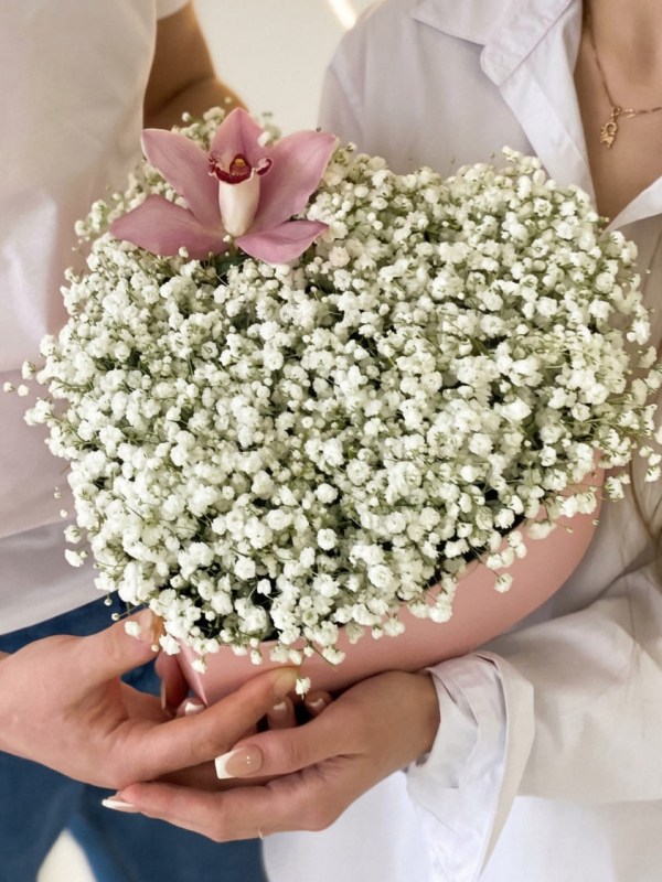 Compoziție din 9 ramuri de gypsophila albă cu o orhidee într-o cutie în formă de inimă