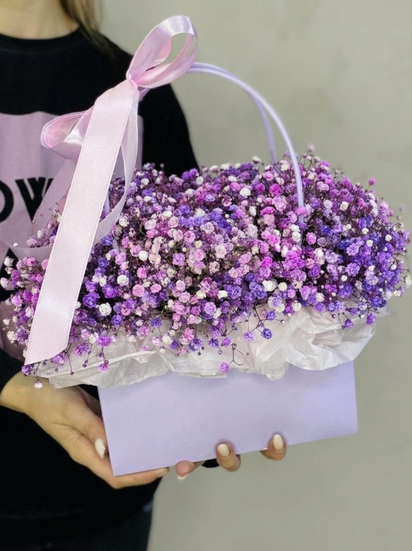 9 ramuri de gypsophila colorate într-o cutie tip geantă liliac