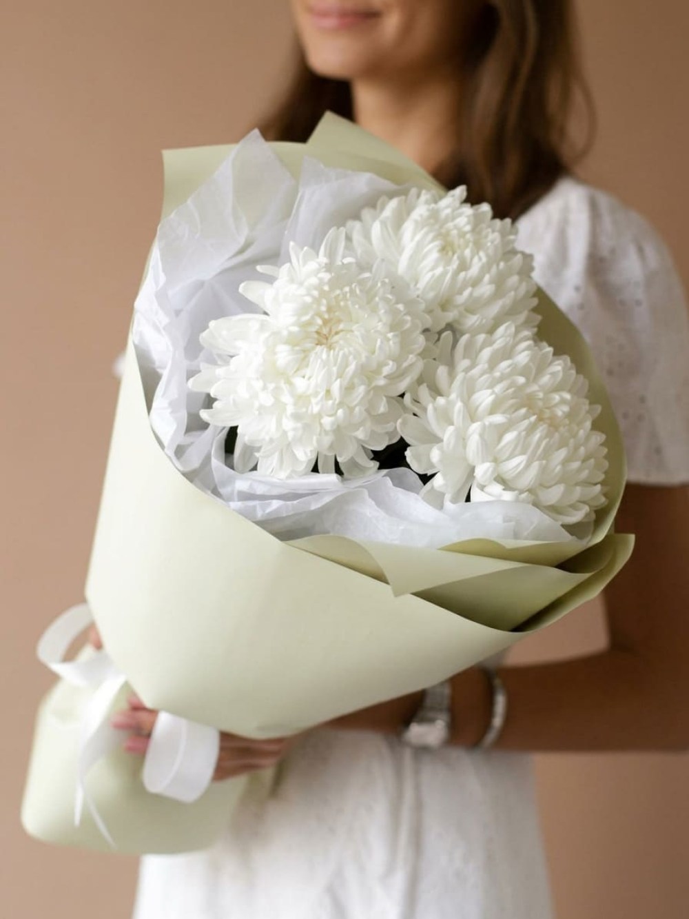 Mini buchet de 3 crizanteme albe cu un singur cap în ambalaj verde deschis