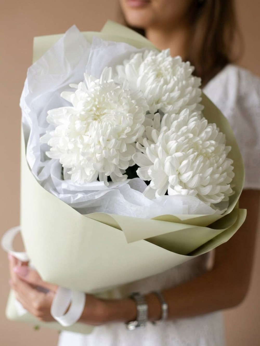 Mini buchet de 3 crizanteme albe cu un singur cap în ambalaj verde deschis