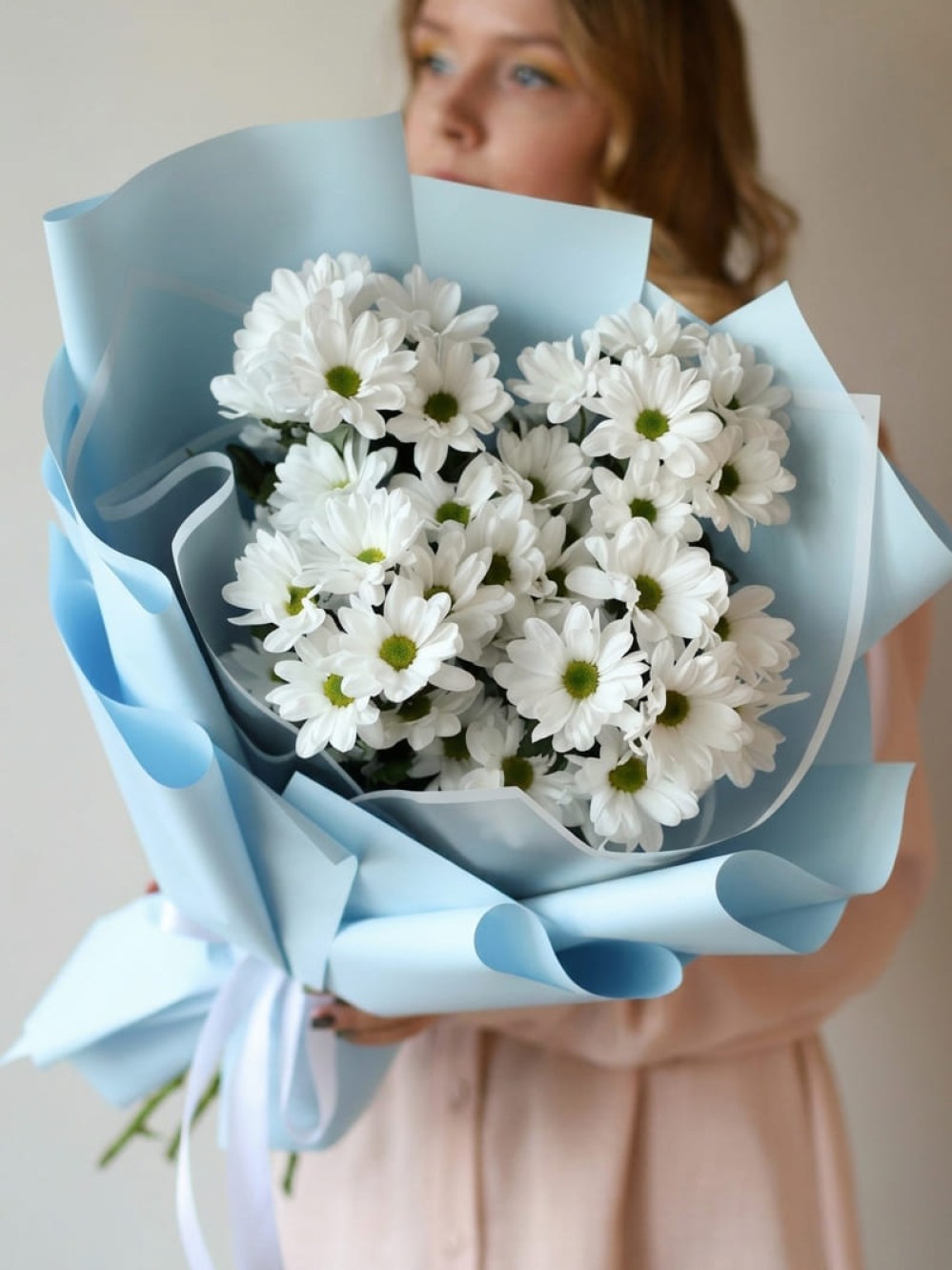 Mini buchet de crizanteme de mușețel în ambalaj albastru