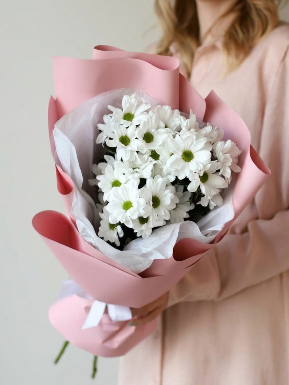 Mini buchet de crizanteme de mușețel în ambalaj roz
