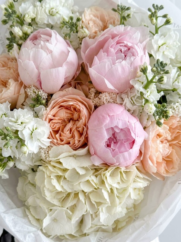 Buchet delicat de designer cu bujori