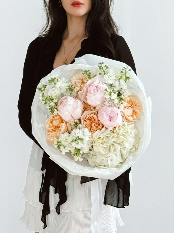 Buchet delicat de designer cu bujori